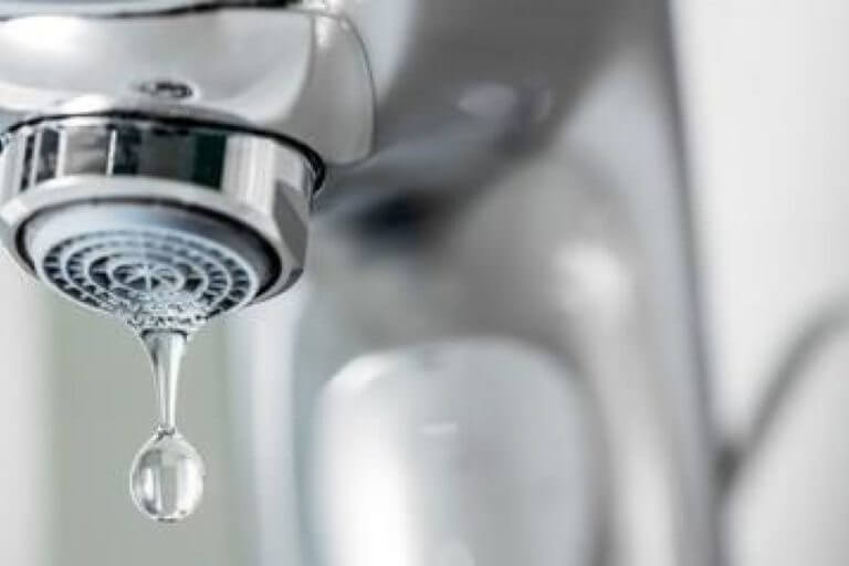 Lavevaisselle avec eau stagnante comment régler le problème ? Guide Depanneo