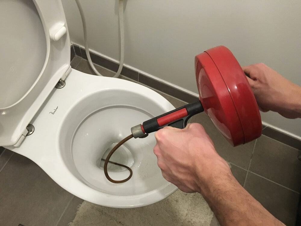 Déboucher une canalisation avec un furet de plomberie