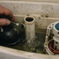 Photo réaliste d'une chasse d'eau qui fuit après remplissage dans une salle de bain moderne