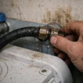 Photographie réaliste d'un lave-linge avec une fuite d'eau visible au sol