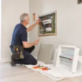 Dépose d’un vieux tableau électrique en cours de rénovation