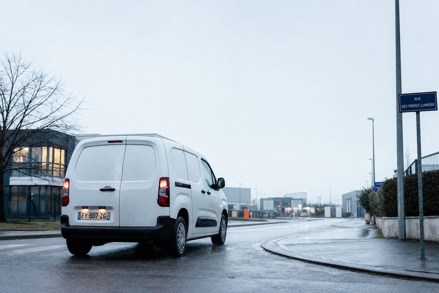 Camionnette d'intervention Depanneo prenant la route à l'aube
