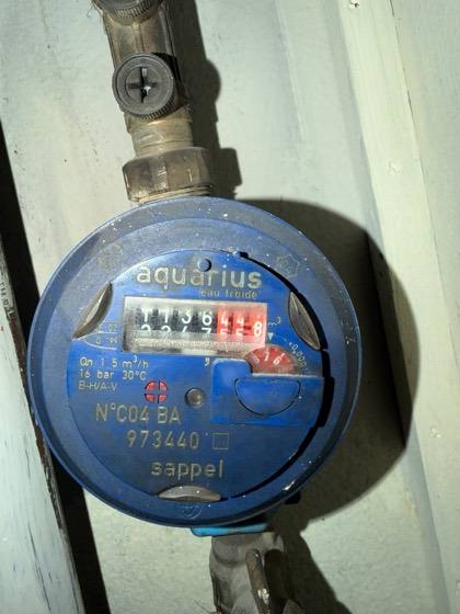 Relevé du compteur d’eau froide pour détecter une fuite, chantier d’Artisan Francilien IDF